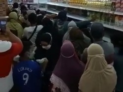 Viral Emak-emak di Jember Saling Sikut Demi Minyak Goreng Rp 14 Ribu