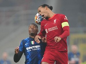 Kok Virgil van Dijk Bukannya Peluk Mo Salah? Memang Salah atau...