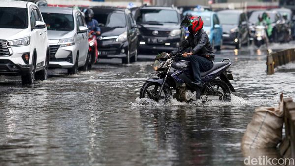 Waduh, Gegara Ini Jalan Rasuna Said Jakarta Tergenang Air