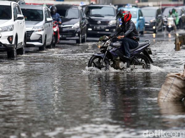 Waduh, Gegara Ini Jalan Rasuna Said Jakarta Tergenang Air