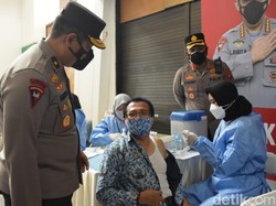 Jangan Khawatir, Polisi Sebut Stok Vaksin di Jatim Masih Banyak