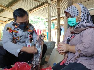 Warga Ajak Polisi Pacitan Bikin Minyak Kelapa untuk Dibagi-bagikan