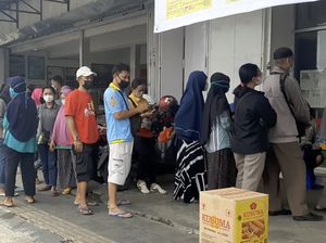 Warga Solo Rela Antre Berjam-jam demi Minyak Goreng Murah
