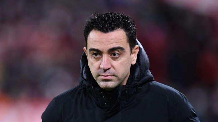 BILBAO, SPAIN - JANUARY 20: Head coach Xavi Hernandez of FC Barcelona looks on during the Copa Del Rey round of 16 match between Athletic Club and FC Barcelona at San Mames Stadium on January 20, 2022 in Bilbao, Spain. (Photo by Juan Manuel Serrano Arce/Getty Images)