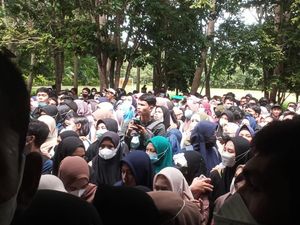 Ricuh Antrean Bayar SPP di UHO Kendari, Mahasiswa Bakar Ban Ricuh Antrean Bayar SPP di UHO Kendari, Mahasiswa Bakar Ban