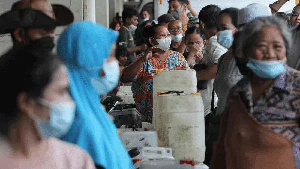 Antrean Minyak Goreng Curah di Surabaya Mengular