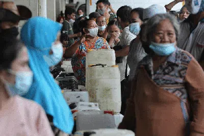 Antrean Minyak Goreng Curah di Surabaya Mengular