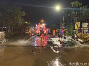 Banjir Jembatan Pantura Pasuruan Surut, Petugas PMK Bersihkan Lumpur