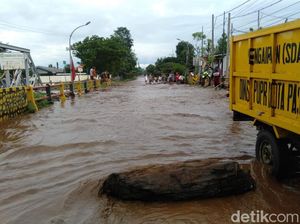 Sungai Petung Meluap Rendam Jembatan Pantura Pasuruan, Jalan Ditutup Sungai Petung Meluap Rendam Jembatan Pantura Pasuruan, Jalan Ditutup