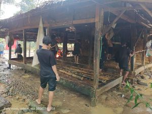 Air Surut, Warga Baduy Mulai Bersih-bersih Sisa Banjir