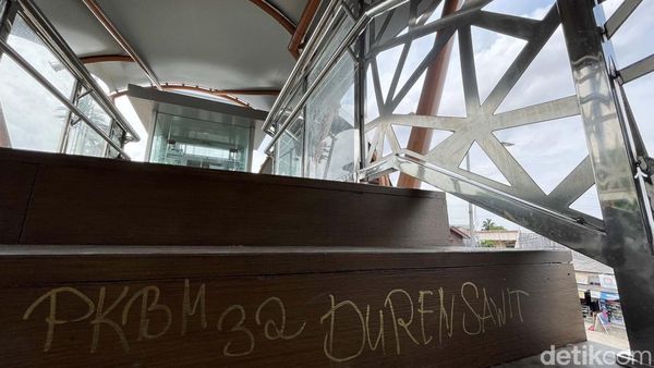 Duh... Belum Lama Difungsikan, Halte dan JPO Abbidin Penuh Coretan