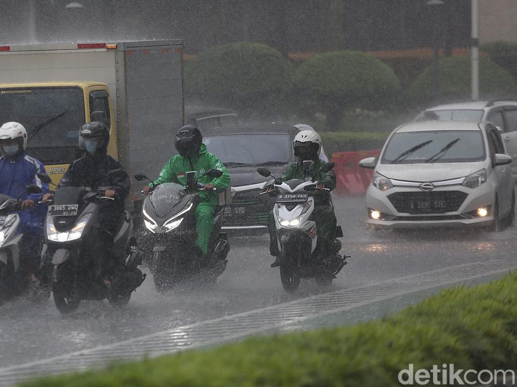 Peringatan Dini BMKG: Makassar Hujan Lebat-Angin Kencang hingga 08.00 Wita