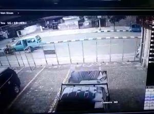Rekaman CCTV Detik-detik Polisi Jatuh dari Angkot di Jaktim