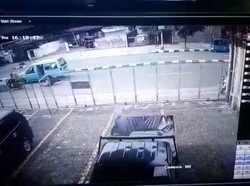 Rekaman CCTV Detik-detik Polisi Jatuh dari Angkot di Jaktim