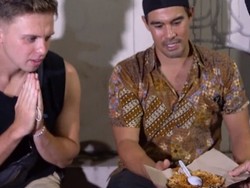 Cicipi Kerak Telor, Bule Ini Kasih Nilai 10 untuk Rasanya