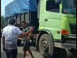 Aksi Bupati Bengkulu Utara Tegur Sopir Truk Batu Bara Muatan Lebih