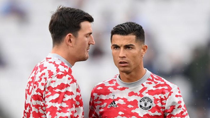 LONDON, ENGLAND - SEPTEMBER 19: Cristiano Ronaldo of Manchester United warms up with Harry Maguire of Manchester United prior to the Premier League match between West Ham United and Manchester United at London Stadium on September 19, 2021 in London, England. (Photo by Justin Setterfield/Getty Images)