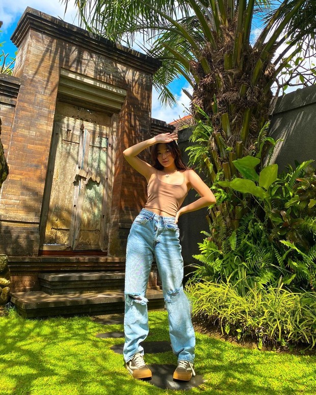 Saat di Bali Livy Renata juga menampilkan outfit crop top disandingkan ripped jeans.