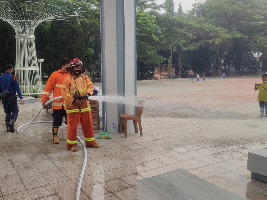 Damkar Bersihkan Lumpur Sisa Banjir di Alun-alun Bekasi dan Pondok Gede Permai