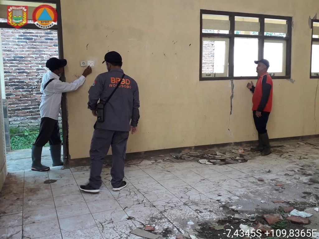 Tanah Gerak di Wonosobo: Rumah-Sekolah Rusak, Lahan Pertanian Amblas Tanah Gerak di Wonosobo: Rumah-Sekolah Rusak, Lahan Pertanian Amblas