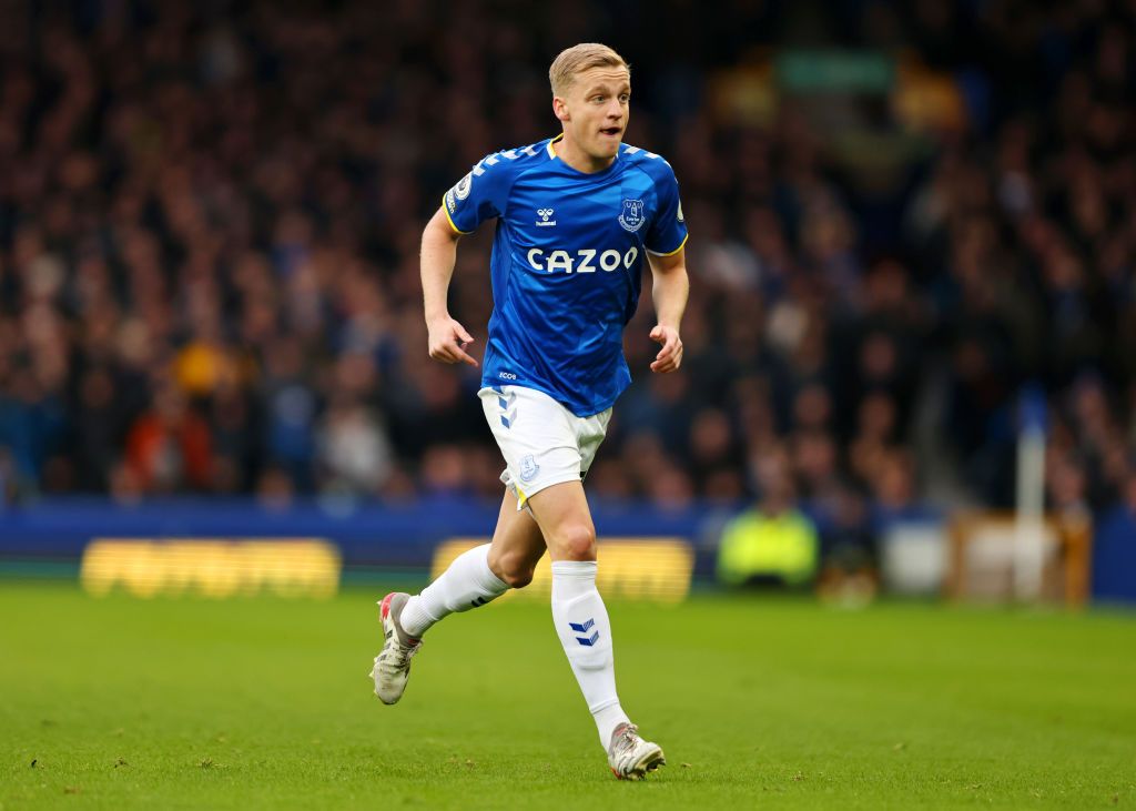 LIVERPOOL, ENGLAND - FEBRUARY 12: Donny van de Beek of Everton battles for possession with Jack Harrison of Leeds United during the Premier League match between Everton and Leeds United at Goodison Park on February 12, 2022 in Liverpool, England. (Photo by Marc Atkins/Getty Images)