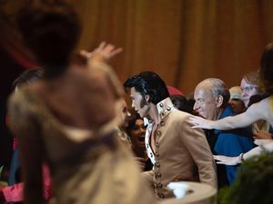 Sutradara Baz Luhrmann Punya Film Elvis Versi 4 Jam, Bakal Dirilis? Sutradara Baz Luhrmann Punya Film Elvis Versi 4 Jam, Bakal Dirilis?