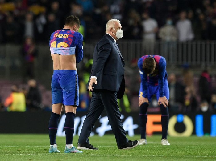 Barcelona's Spanish forward Ferran Torres reacts after missing a goal opportunity during the Europa League football match between FC Barcelona and SSC Napoli at the Camp Nou stadium in Barcelona on February 17, 2022. (Photo by Josep LAGO / AFP)