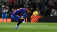 Tahu bahwa dirinya sudah membuang-buang peluang emas, Ferran Torres pun tampak penuh penyesalan. Foto: AFP/JOSEP LAGO