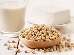 5 Makanan Sehat Penuh Khasiat untuk Wanita Usia 50 Tahun ke Atas