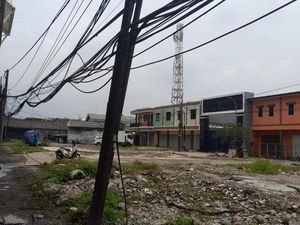 Dulu Semrawut, Kabel di Jl Raya Bekasi Depan Kecamatan Cakung Sudah Diikat