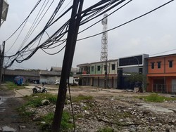 Dulu Semrawut, Kabel di Jl Raya Bekasi Depan Kecamatan Cakung Sudah Diikat