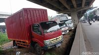 Lahan di Kolong Tol Becakayu Jadi Tempat Parkir Liar