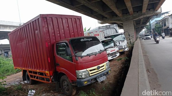 Lahan di Kolong Tol Becakayu Jadi Tempat Parkir Liar