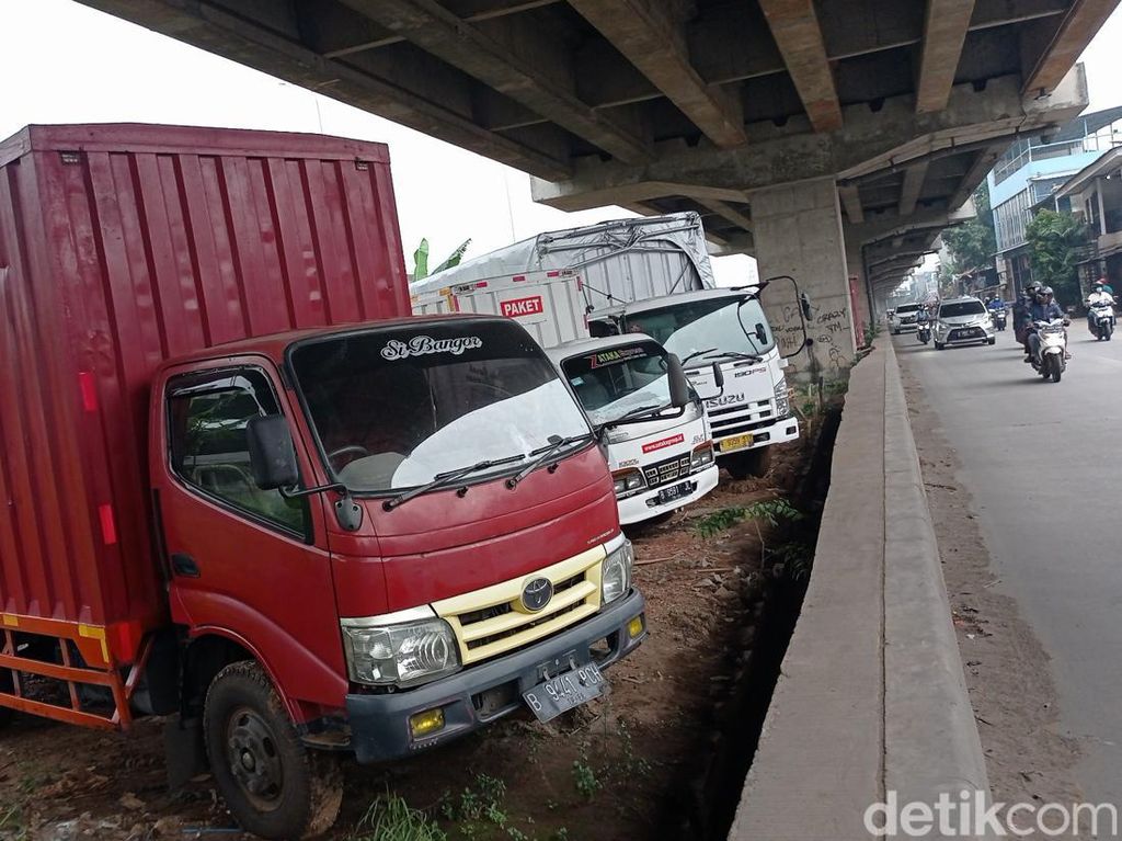 Lahan di Kolong Tol Becakayu Jadi Tempat Parkir Liar Lahan di Kolong Tol Becakayu Jadi Tempat Parkir Liar