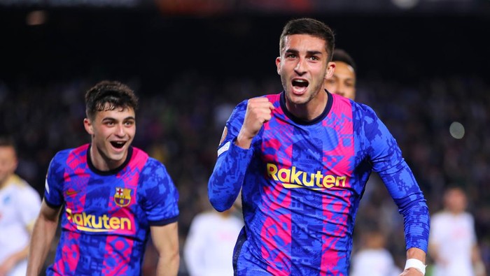 Liga Europa BARCELONA, SPAIN - FEBRUARY 17: Ferran Torres of FC Barcelona (R) celebrates with teammate Pedri after scoring their team's first goal from the penalty spot during the UEFA Europa League Knockout Round Play-Off Leg One match between FC Barcelona and SSC Napoli at Camp Nou on February 17, 2022 in Barcelona, Spain. (Photo by Eric Alonso/Getty Images)