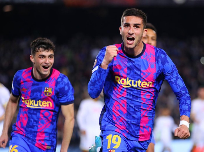 BARCELONA, SPAIN - FEBRUARY 17: Ferran Torres of FC Barcelona (R) celebrates with teammate Pedri after scoring their team's first goal from the penalty spot during the UEFA Europa League Knockout Round Play-Off Leg One match between FC Barcelona and SSC Napoli at Camp Nou on February 17, 2022 in Barcelona, Spain. (Photo by Eric Alonso/Getty Images)