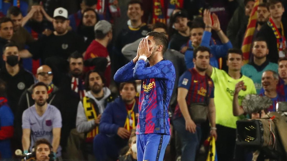 Ferran Torres buang banyak peluang di laga Barcelona vs Napoli. (Foto: AP/Joan Monfort)