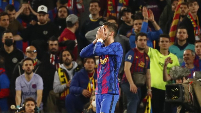 Barcelonas Ferran Torres covers his face after missing a scoring chance during the Europa League soccer match between Barcelona and Napoli in Barcelona, Spain, Thursday, Feb. 17, 2022. (AP Photo/Joan Monfort)
