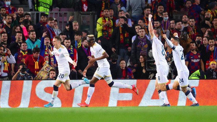 BARCELONA, SPAIN - FEBRUARY 17: Piotr Zielinski of SSC Napoli (L) celebrates with teammates Lorenzo Insigne, Victor Osimhen, Fabian Ruiz and Eljif Elmas of SSC Napoli after scoring their teams first goal during the UEFA Europa League Knockout Round Play-Off Leg One match between FC Barcelona and SSC Napoli at Camp Nou on February 17, 2022 in Barcelona, Spain. (Photo by Eric Alonso/Getty Images)