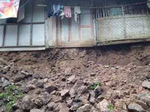 Rumah Warga Trenggalek Ini Menggantung Hampir Ambrol Gegara Tergerus Longsor