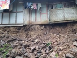 Rumah Warga Trenggalek Ini Menggantung Hampir Ambrol Gegara Tergerus Longsor