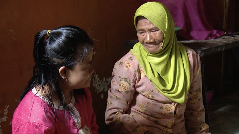 Tegarnya Mak Ikah di Usia 70 Tahun, Rawat Anak Kebutuhan Khusus-Adik Stroke