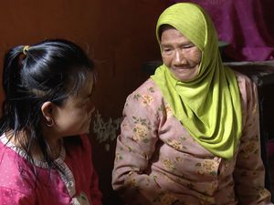 Tegarnya Mak Ikah di Usia 70 Tahun, Rawat Anak Kebutuhan Khusus-Adik Stroke