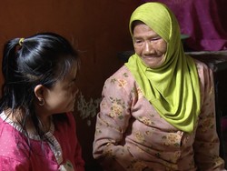 Tegarnya Mak Ikah di Usia 70 Tahun, Rawat Anak Kebutuhan Khusus-Adik Stroke