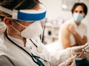 6 Makanan untuk Mengurangi Efek Samping Vaksin Booster COVID-19