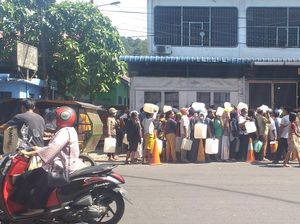Masyarakat Terpaksa Antre Berdesakan demi Minyak Goreng