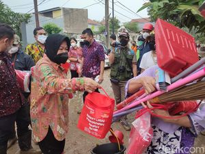 Risma Tinjau Lokasi Banjir Gunung Putri, Minta Ada Tenda Khusus Isoman