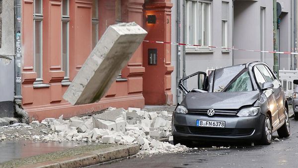 Mobil-mobil di Jerman Ringsek Tertimpa Atap Gegara Badai