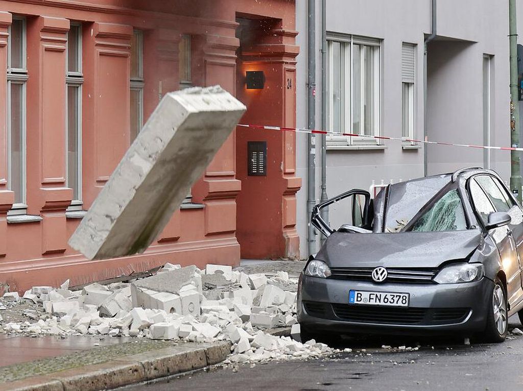 Mobil-mobil di Jerman Ringsek Tertimpa Atap Gegara Badai