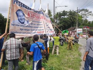 Dicopot Satu, Muncul Puluhan Banner Keluhan Peternak Ayam Layer di Blitar